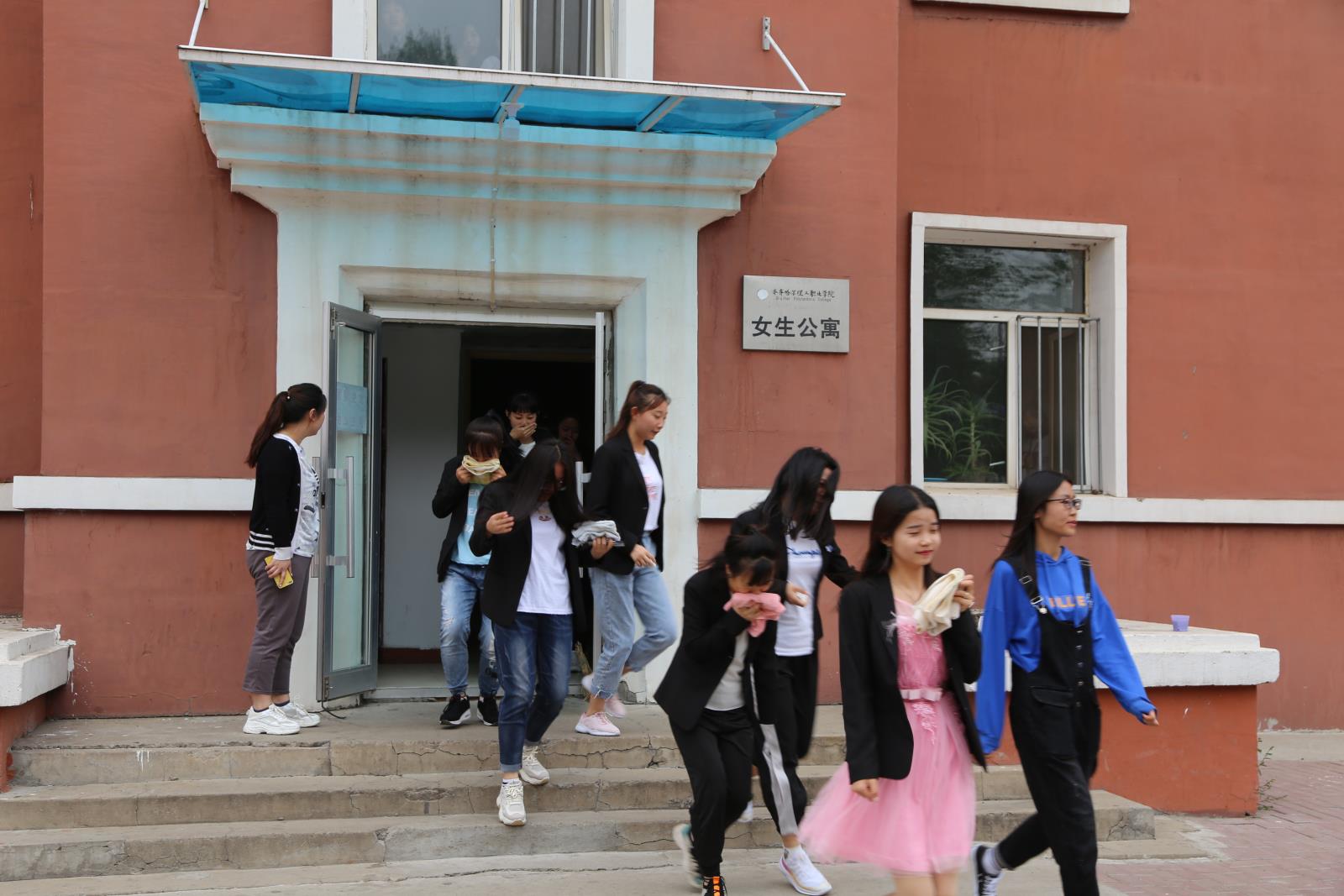 齐齐哈尔理工职业学院宿舍楼消防疏散演练1.JPG